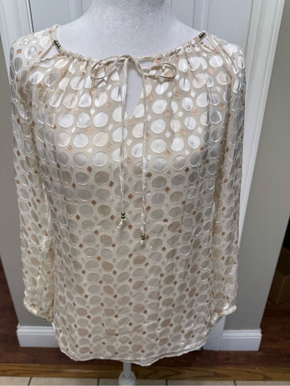 White House Black Market Ivory Sheer Boho Blouse Size S Textured Dot Tie Neck - Picture 3 of 15